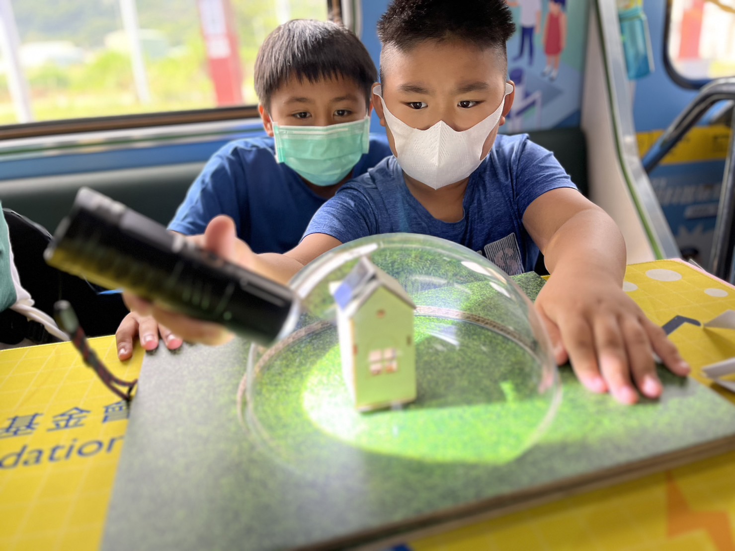 PG国际參與基礎科學主題車廂，以STEAM教學精神，設計「逐日科學家」、「太陽能工程師」以及「淨零建築師」三大能源科普課程和實驗